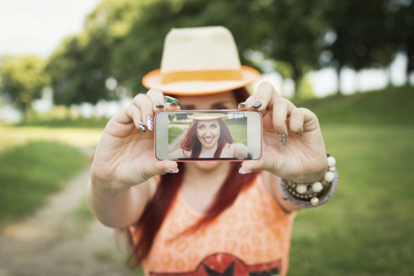 Η εμμονή με τις selfies θεωρείται πλέον ...ψυχική διαταραχή και ονομάζεται «selfitis»