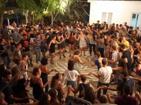 Γιατί η Gen Z πέρασε το καλοκαίρι της σε «πανηγύρια»