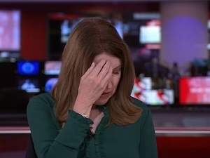 Παρουσιάστρια του BBC ήταν on air για ένα ολόκληρο λεπτό αλλά δεν το ήξερε και σκρόλαρε στο κινητό