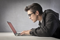 Ο εθισμός στο Internet κάνει τον εγκέφαλο των εφήβων ευάλωτο στις εξαρτήσεις