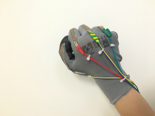 Έλληνες φοιτητές έφτιαξαν ειδικό γάντι που μεταφράζει τη νοηματική