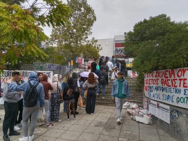ΑΠΘ: Τεράστιες ουρές φοιτητών για να πάρουν φαγητό από το εστιατόριο της λέσχης!