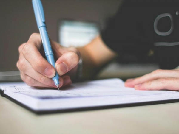 Πανελλαδικές 2025: Όλες οι ασκήσεις Νεοελληνικής Γλώσσας και Λογοτεχνίας σε έναν πίνακα