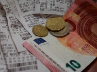 Το φαγητό του λαού περνά σε… άλλη διάσταση και η ακρίβεια καταβροχθίζει τα εισοδήματα