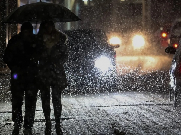 «Επελαύνει» η κακοκαιρία: Ισχυρές καταιγίδες και χαμηλές θερμοκρασίες - Σε ποιες περιοχές χιονίζει