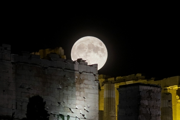 Η πρώτη πανσέληνος του 2020 που θα συνδυαστεί με έκλειψη, τι ώρα θα είναι ορατή στην Ελλάδα