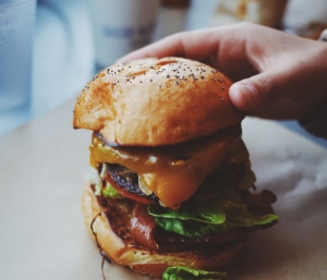 Τα σημάδια που μαρτυρούν πως είσαι εθισμένη στο junk food