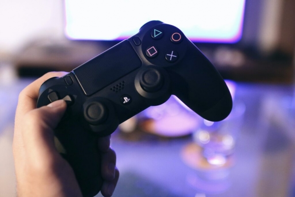 Το PlayStation ψάχνει άτομα για να τεστάρουν βιντεοπαιχνίδια, αυτή κι αν είναι dream job!