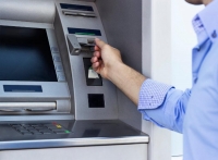 ΑΤΜ Τραπεζών: Από σήμερα αλλάζουν οι χρεώσεις στις αναλήψεις μετρητών