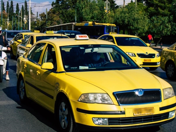 Τουρίστας αναρωτιέται αν τα 130 ευρώ που έδωσε στο ταξί από Πειραιά για Ελ. Βενιζέλος είναι πολλά