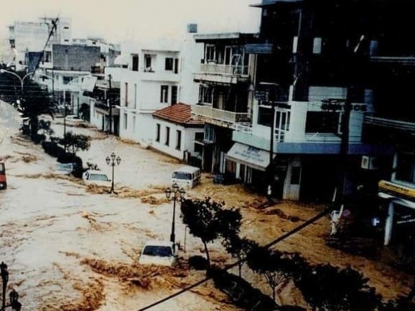 Κόρινθος: «Άνοιξαν» οι ουρανοί – «Ποτάμια» οι δρόμοι στα Ίσθμια από την καταρρακτώδη βροχή