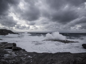Γιατί πρέπει να βγεις αμέσως από τη θάλασσα όταν πλησιάζει βροχή;