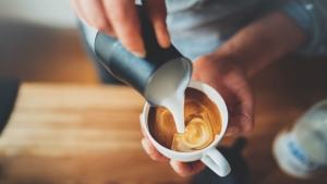 Νέα έρευνα για τον καφέ φέρνει καλά αλλά και κακά νέα