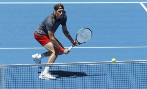 Μια νίκη ακόμα και αγκαλιάζει το Νο8 στην ATP ο Τσιτσιπάς!