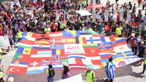 «Πλημμύρισε» χρώματα και σημαίες το Ηράκλειο με 950 φοιτητές Erasmus