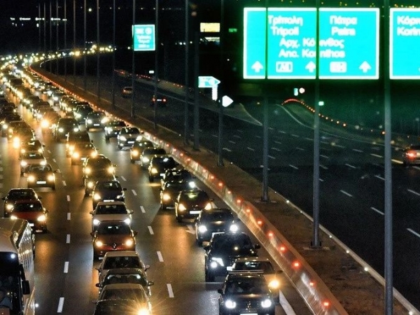 Στο «κόκκινο» η κίνηση σε Κόρινθο και Λαμία - Άνοιξαν τα διόδια Αγίας Τριάδας για τους εκδρομείς