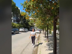 Τζιμάνι TikToker περπατάει στην Αθήνα και μπερδεύει τα νεράντζια με μανταρίνια – πορτοκάλια, ποιος θα της το πει;