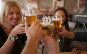 Έρευνα: Τι προκαλεί το χειρότερο μεθύσι; Μπύρα πριν το κρασί ή το αντίστροφο;