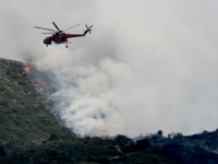 Φωτιά στο Ηράκλειο Κρήτης: Πέταξαν πέτρες σε ελικόπτερο της Πυροσβεστικής την ώρα του ανεφοδιασμού
